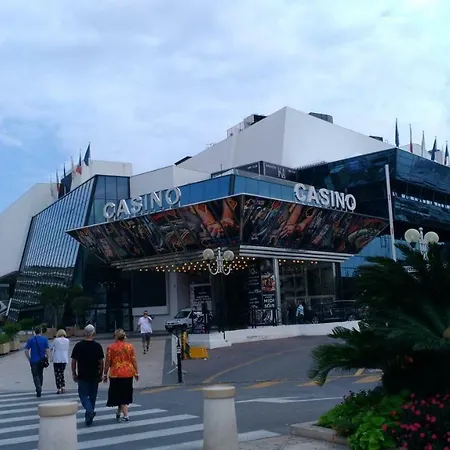 Hoche Palais Des Festivals